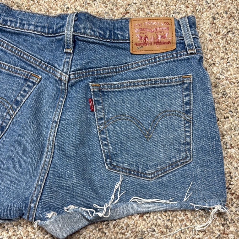 Levis 501 Classic Blue Denim Women's Shorts. Size 27 - Picture 6 of 6